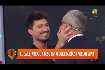 En medio del programa, Jorge Rial le dio un piquito a uno de sus panelistas