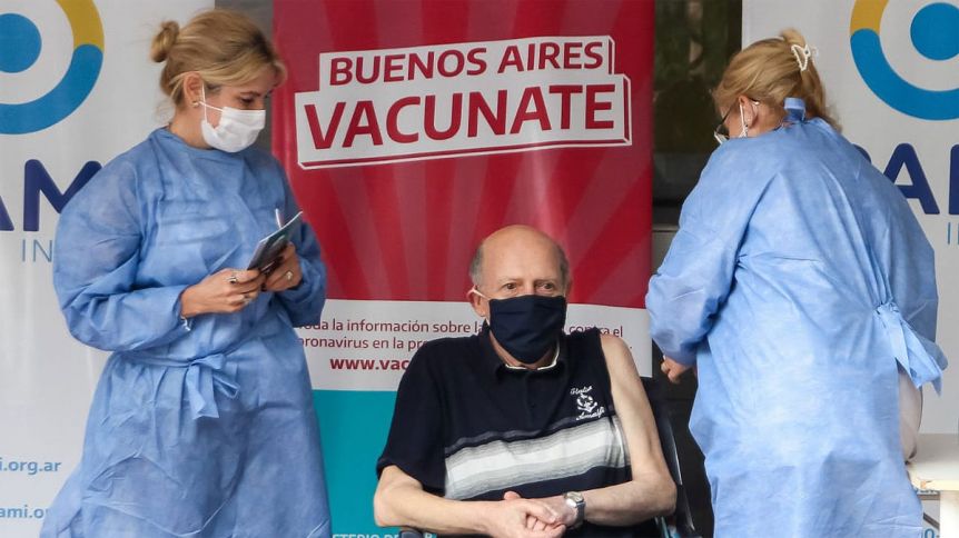 ¿Qué porcentaje de personas mayores ya recibieron su primera dosis contra el Covid-19?