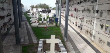 Increíble pero real: el cementerio está colapsado y realizan entierros en los pasillos