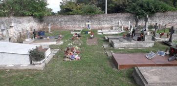Increíble pero real: el cementerio está colapsado y realizan entierros en los pasillos