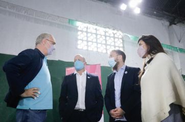 Insaurralde y Gollan visitaron postas de vacunación y destacaron la campaña de la Provincia