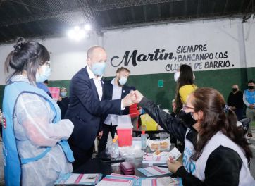 Insaurralde y Gollan visitaron postas de vacunación y destacaron la campaña de la Provincia