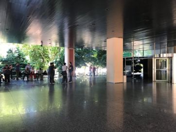 Mientras algunas escuelas carecen de infraestructura, Educación licita para mejorar oficinas
