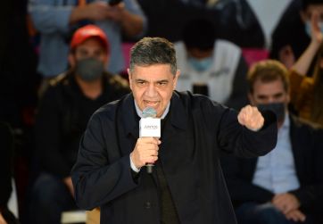 Entre la algarabía, el color y cuestionamientos, Santilli cerró su campaña en La Plata