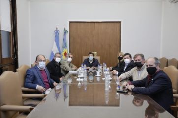 Saludos, fotos y reclamos en el primer contacto de Insaurralde con intendentes radicales