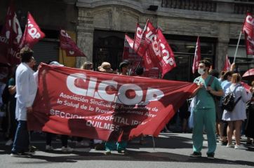 Reclamo caliente: médicos bonaerenses instalaron una carpa sanitaria en el Congreso