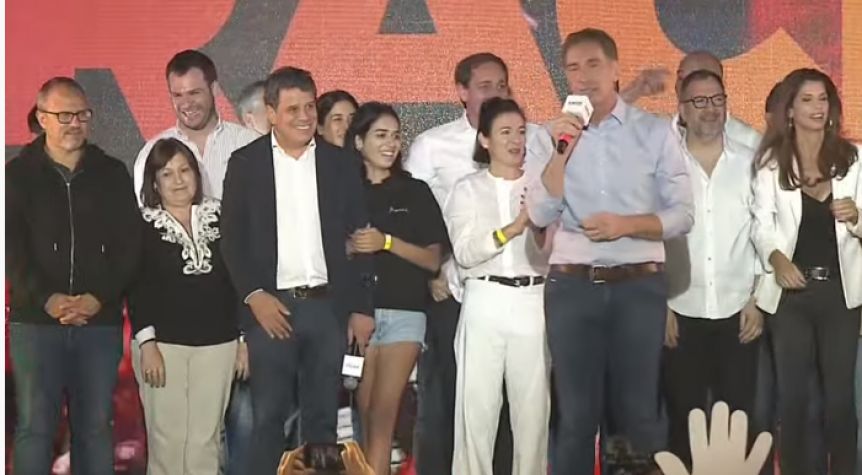 Festejo moderado de Santilli y Manes tras conocerse los resultados