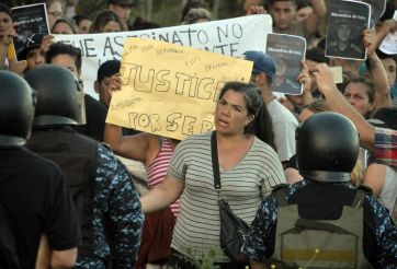 Continúa la tensión en Tandil porque el funcionario imputado en la muerte de un joven sigue en libertad