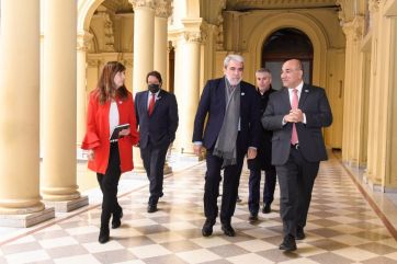 Tras una jornada caliente por la suba del dólar, el Gabinete de Alberto estuvo reunido: Qué dijeron