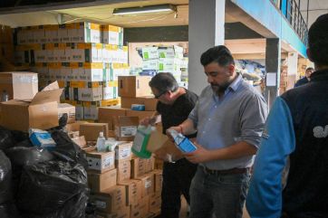 Denuncian a Alicia Kirchner tras encontrar leche y material contra el Covid vencidos en un depósito