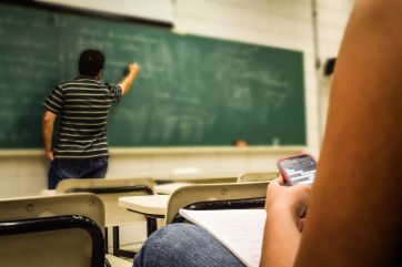 Celulares afuera: el oficialismo presentó un proyecto para limitar el uso de dispositivos digitales en el aula