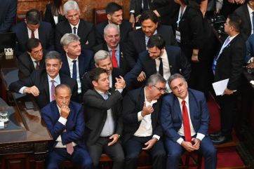 Axel Kicillof y Javier Milei, enredados