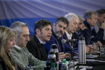 Kicillof reunió a su tropa, pidió armar en los distritos y dejó abierta la puerta de las PASO
