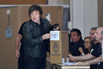 A contramano y por colectora