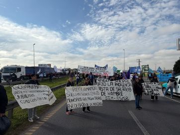 Con cortes de rutas, los trabajadores municipales presionan por mejores salarios 